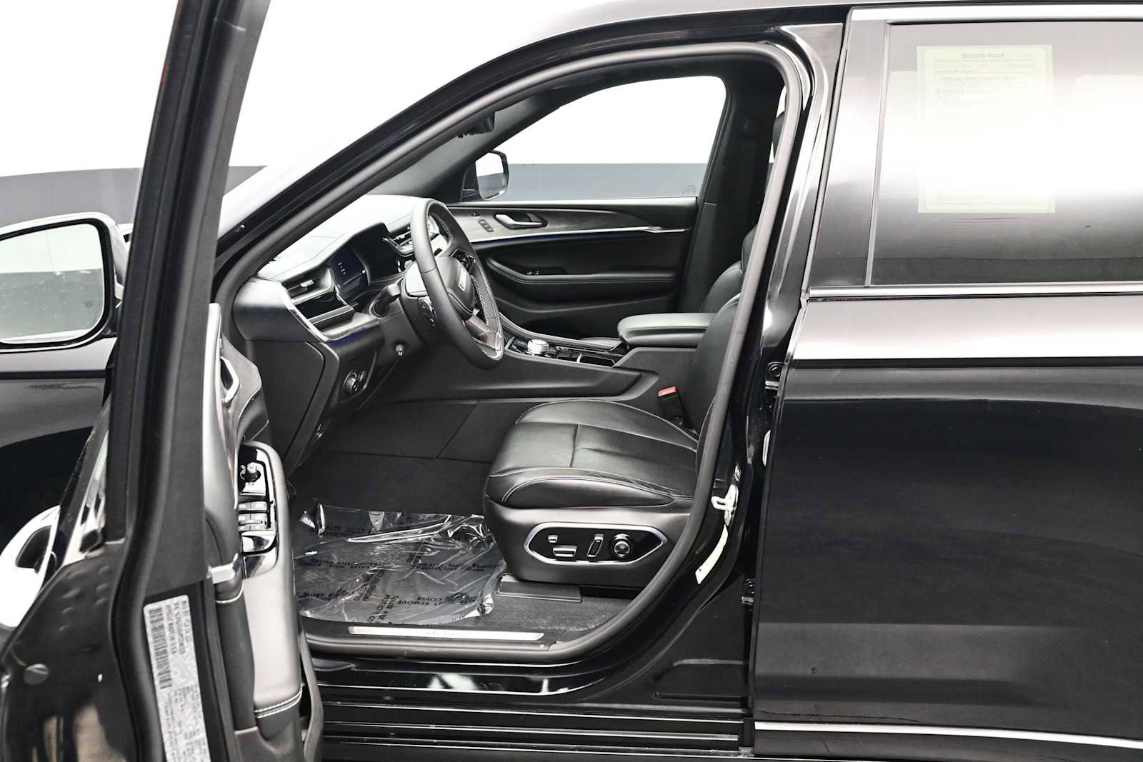 Used 2023 Jeep Grand Cherokee Overland w/ Luxury Tech Group IV AWD/4WD image 5