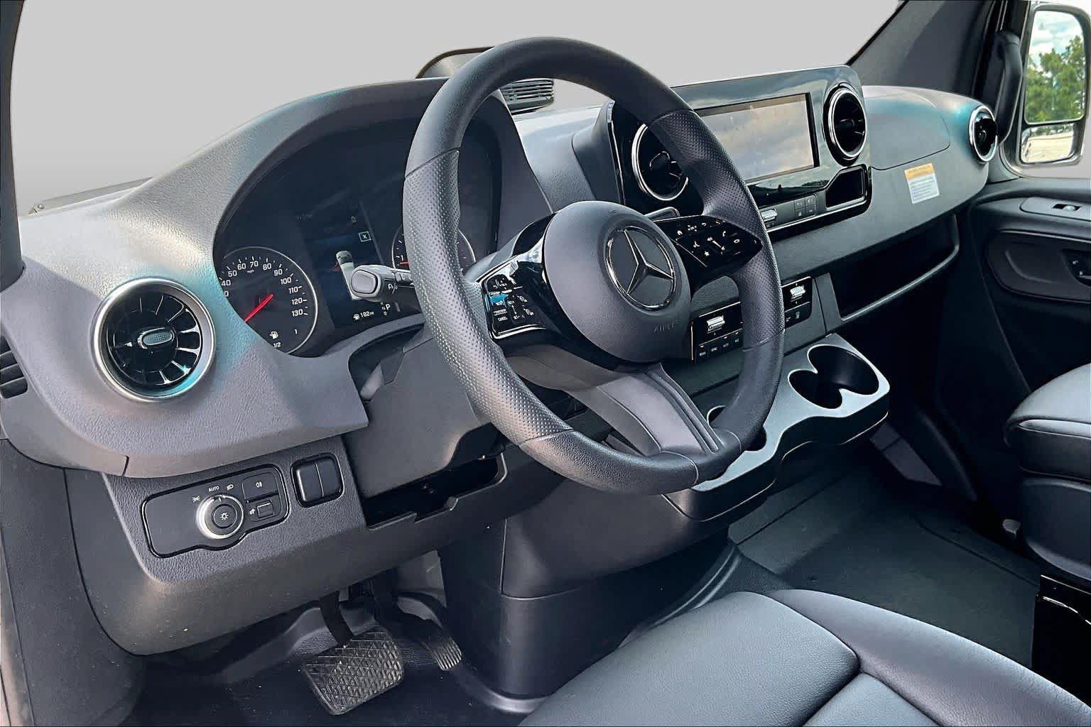 Used 2025 Mercedes-Benz Sprinter 2500 image 35