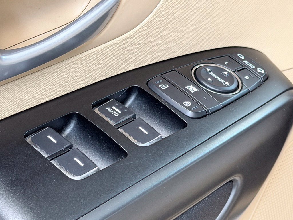 Used 2017 Kia Sedona LX FWD image 11