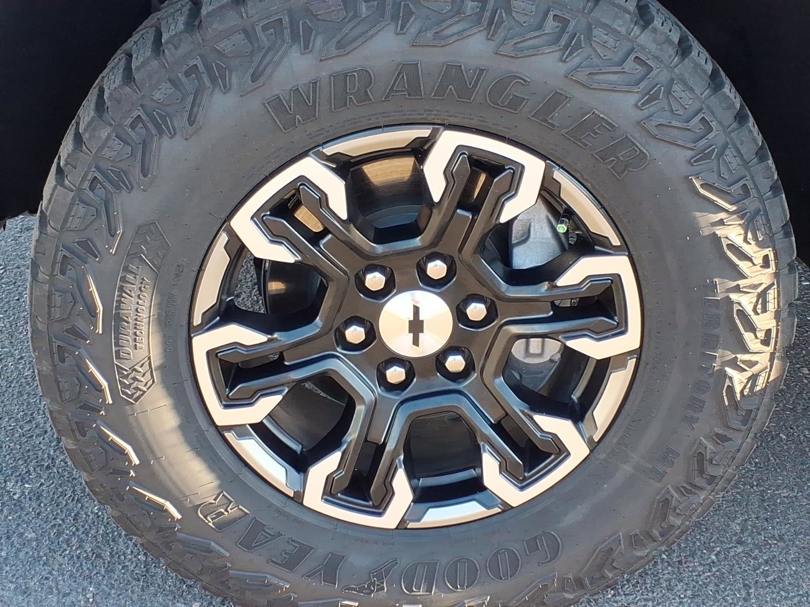 Used 2025 Chevrolet Silverado 1500 ZR2 w/ Technology Package image 8