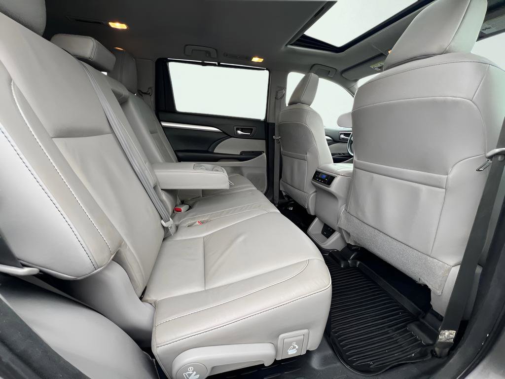 Used 2018 Toyota Highlander XLE image 27