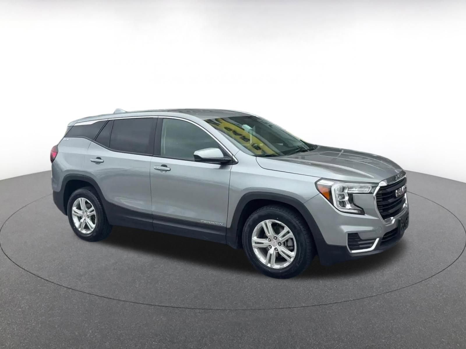 Used 2024 GMC Terrain SLE FWD image 2