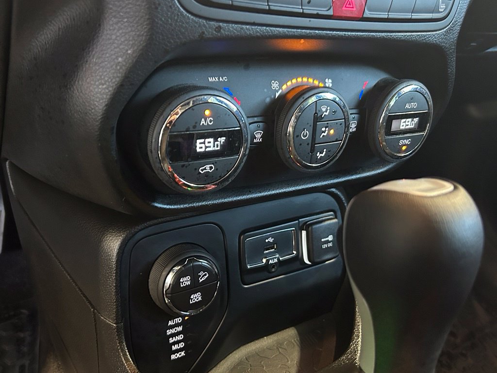 Used 2017 Jeep Renegade Trailhawk AWD/4WD image 38