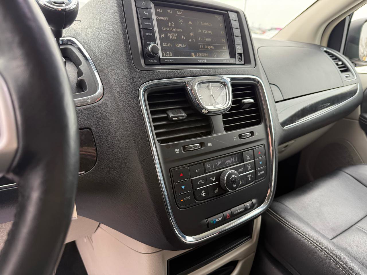 Used 2015 Chrysler Town & Country Touring w/ Driver Convenience Group image 21