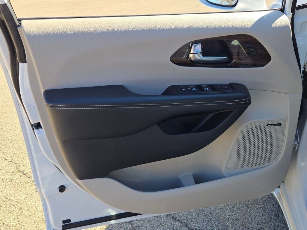 Used 2021 Chrysler Pacifica Limited w/ Uconnect Theater Family Group image 24