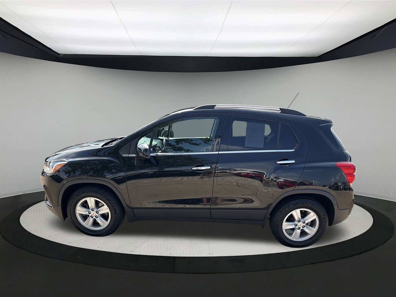 Used 2019 Chevrolet Trax LT w/ LT Convenience Package FWD image 4