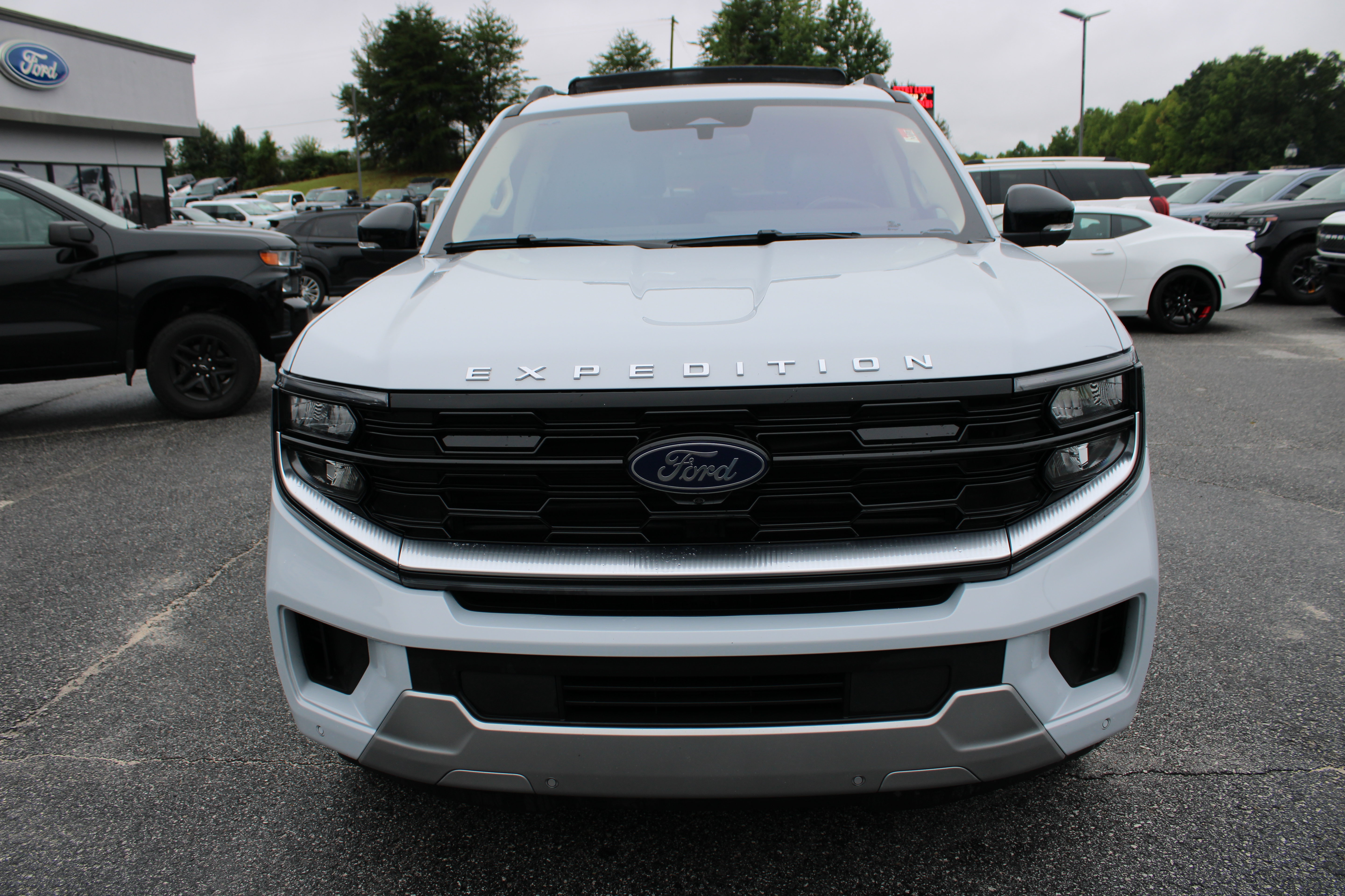 Used 2025 Ford Expedition Platinum AWD/4WD image 3