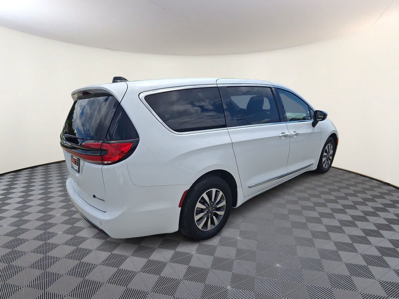 Used 2023 Chrysler Pacifica Limited FWD image 5