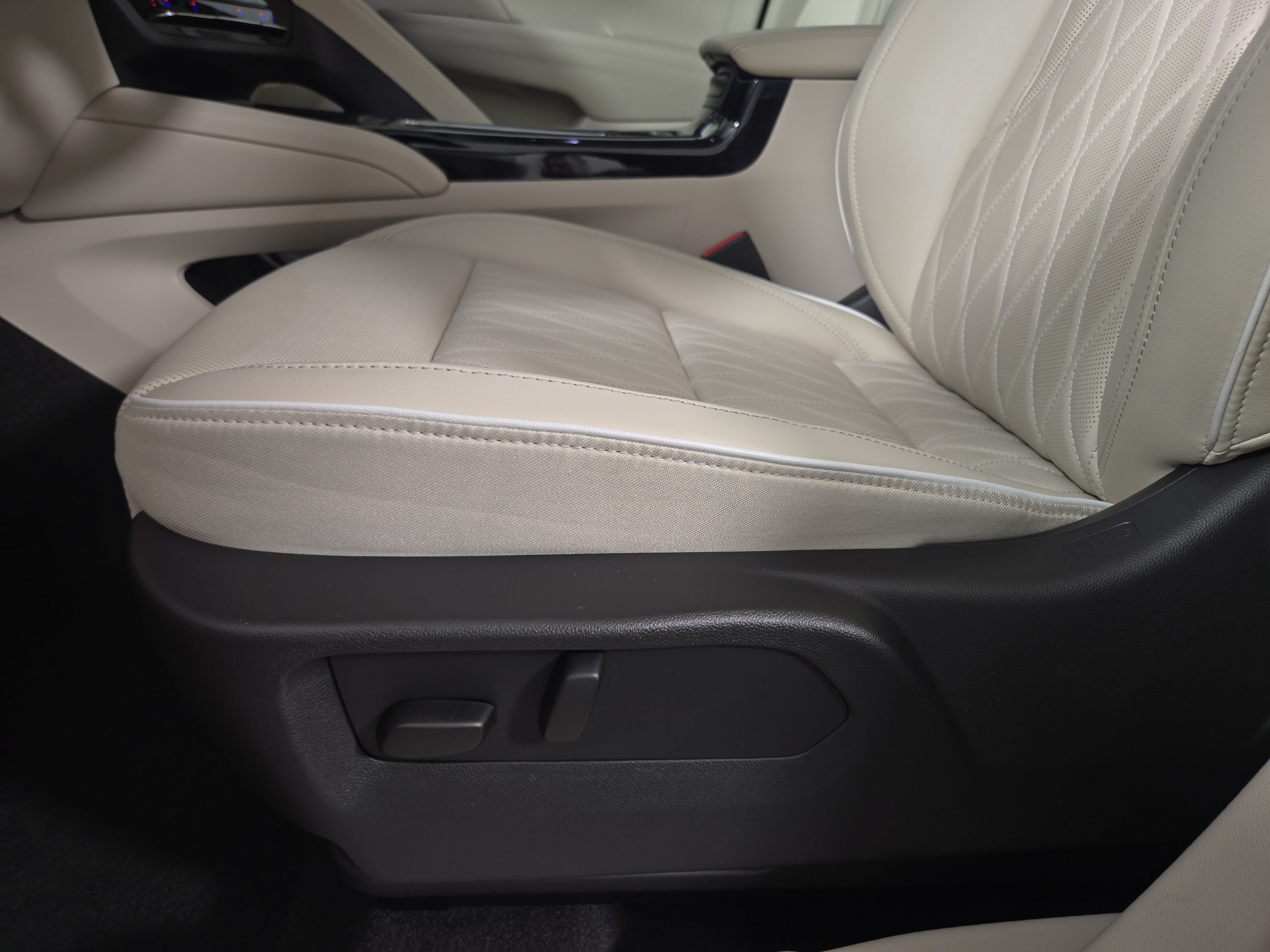 Used 2023 Buick Envision Avenir AWD/4WD image 31