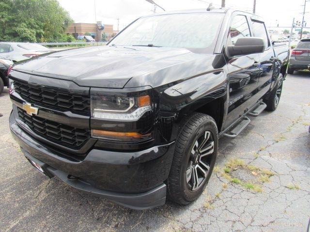 Used 2018 Chevrolet Silverado 1500 Custom w/ Custom Convenience Package AWD/4WD image 2
