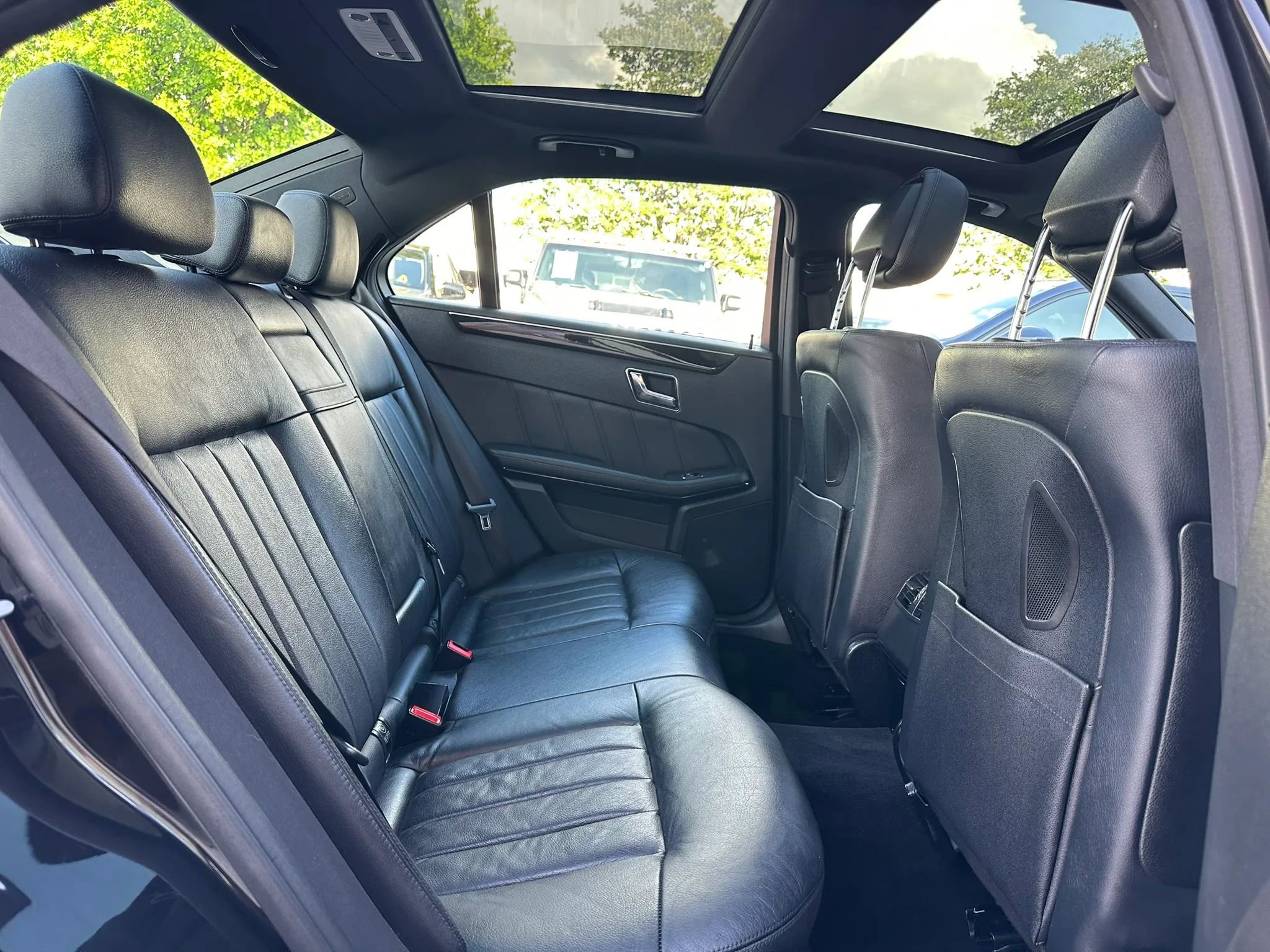 Used 2010 Mercedes-Benz E 550 Sedan w/ Premium 2 Pkg image 26