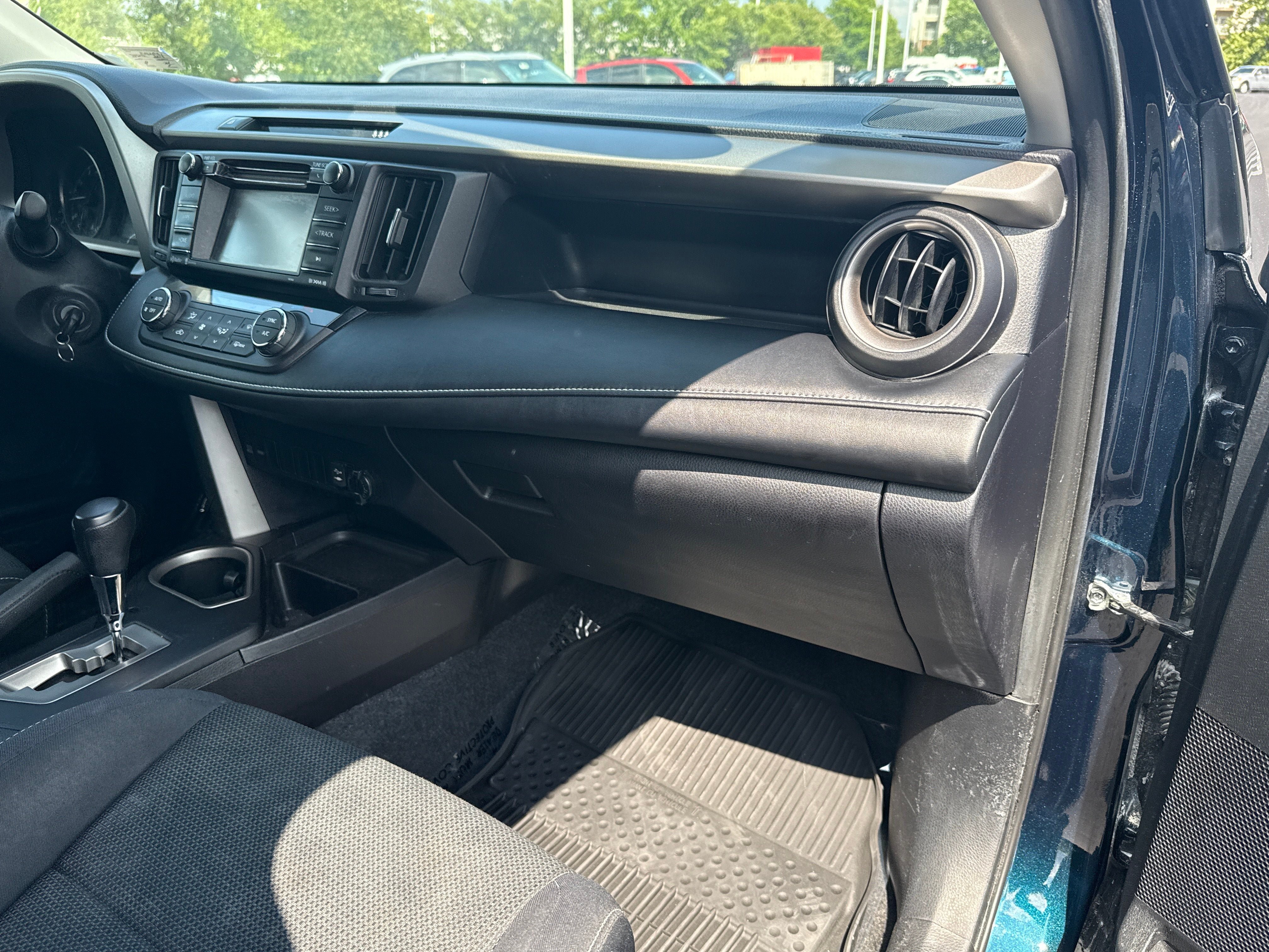 Used 2017 Toyota RAV4 XLE w/ Carpet Mat Package AWD/4WD image 18
