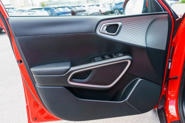 Used 2023 Kia Soul LX image 18