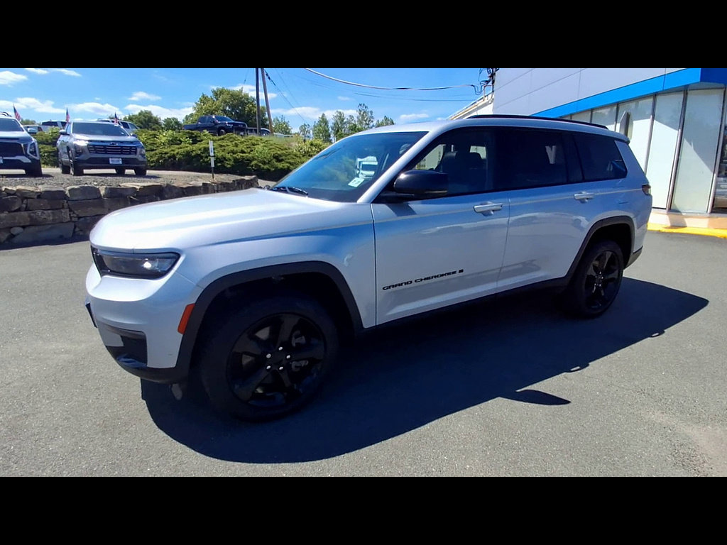 Used 2022 Jeep Grand Cherokee L Limited w/ Black Appearance Package AWD/4WD image 4