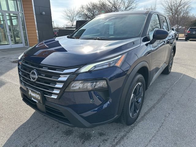 Used 2025 Nissan Rogue SV image 2