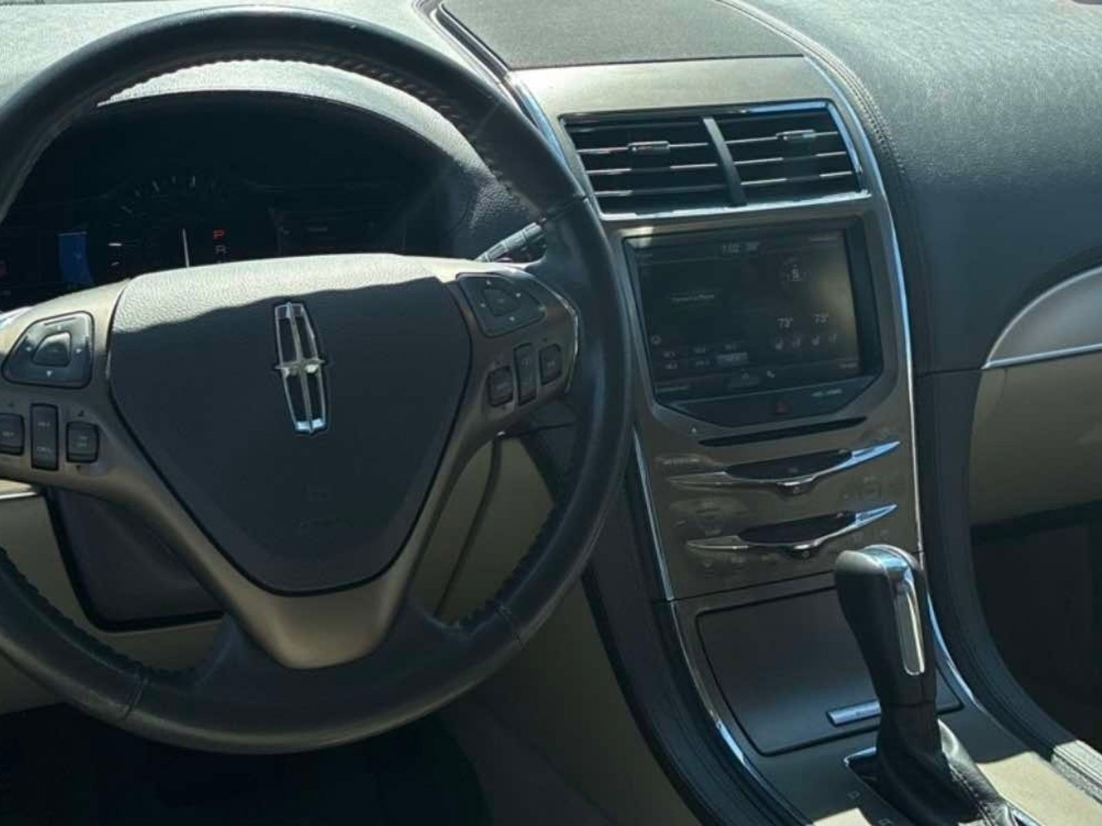 Used 2013 Lincoln MKX FWD image 4