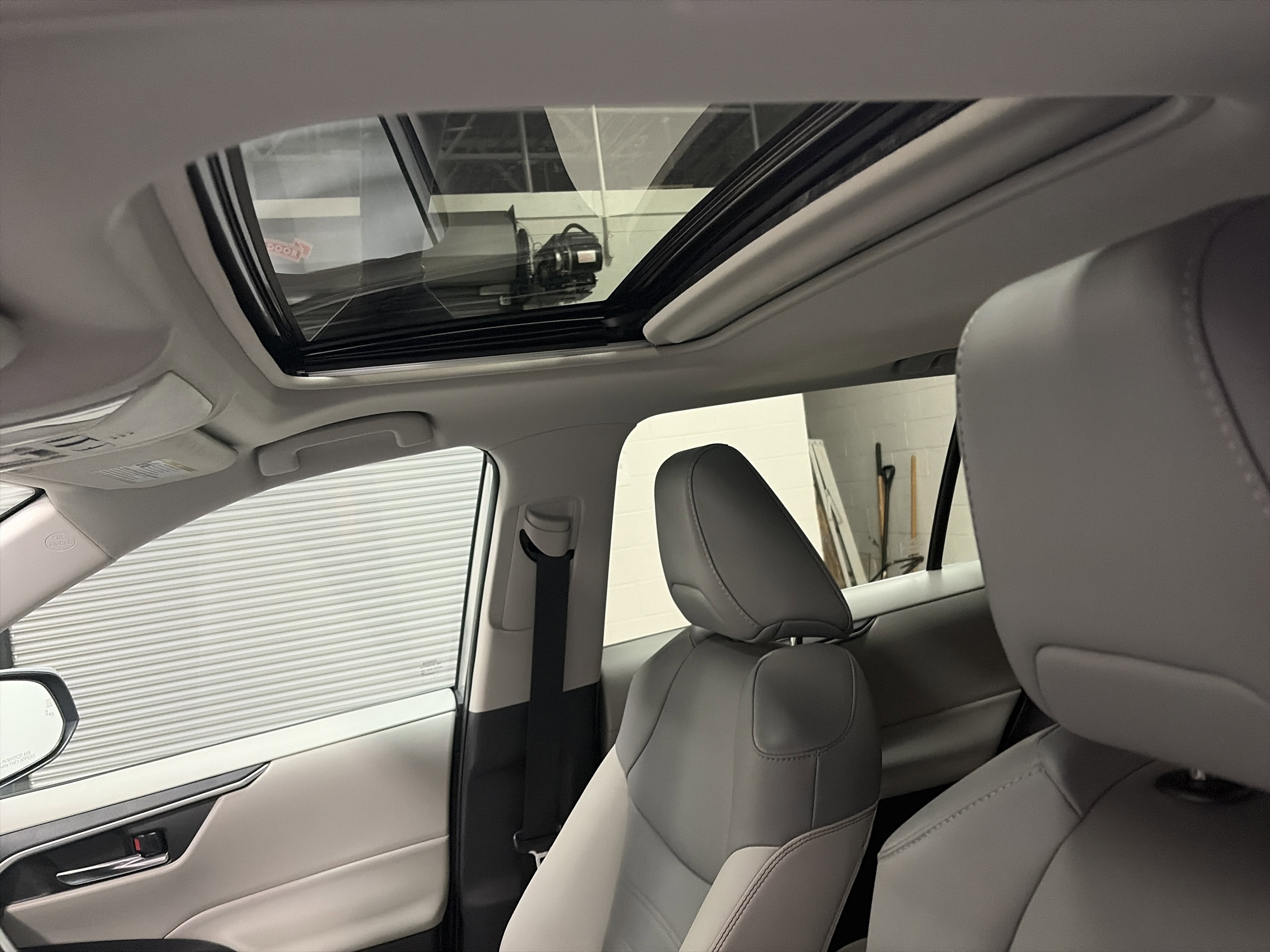 Used 2021 Toyota RAV4 XLE Premium image 12