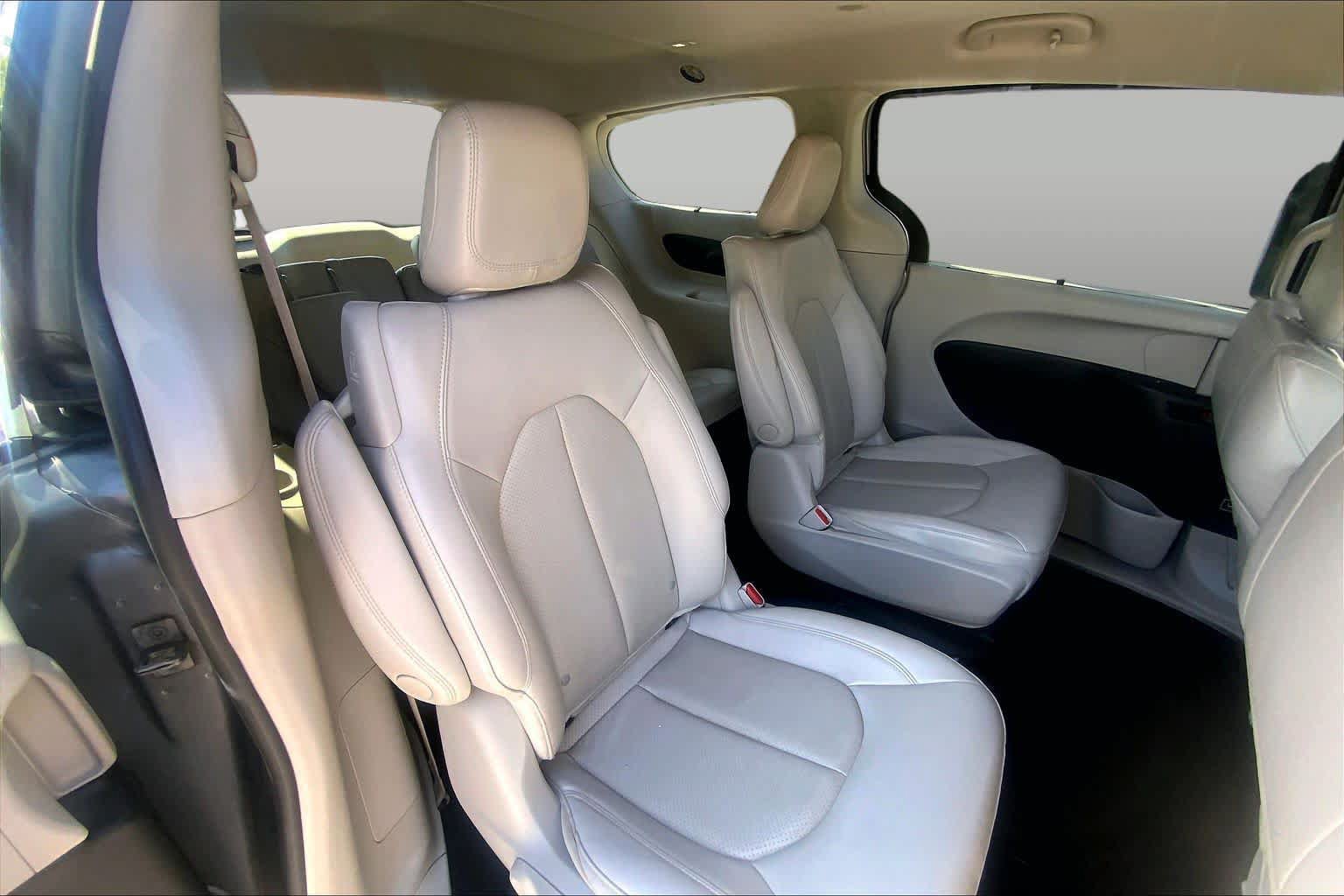 Used 2021 Chrysler Pacifica Touring-L FWD image 19