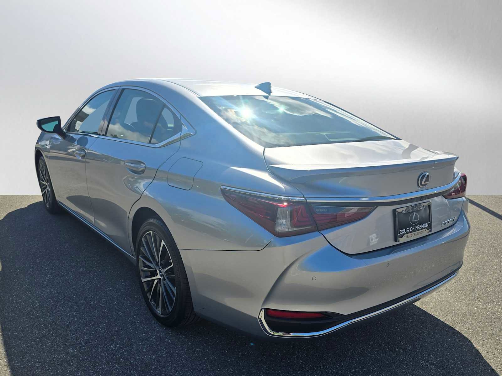 Certified 2025 Lexus ES 300h w/ Premium Package FWD image 5