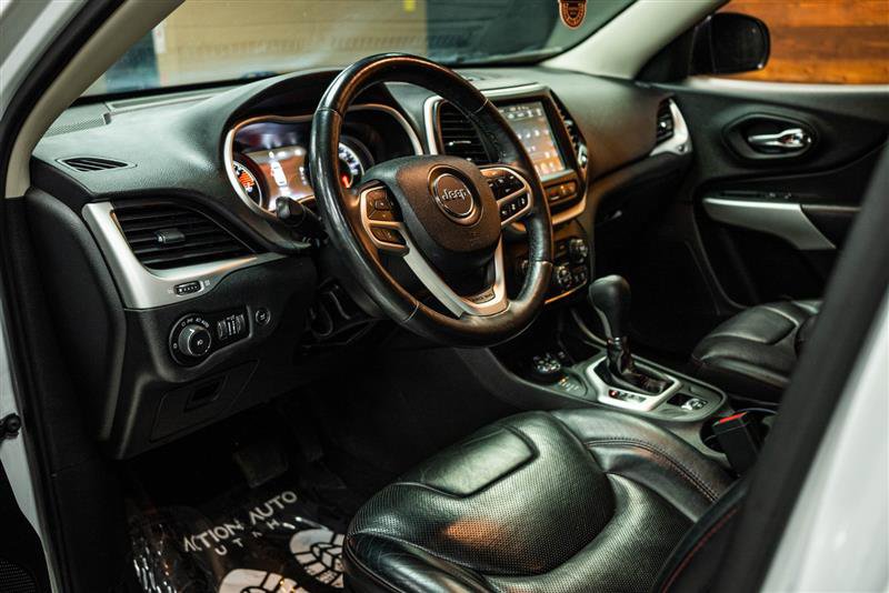 Used 2017 Jeep Cherokee Trailhawk image 8