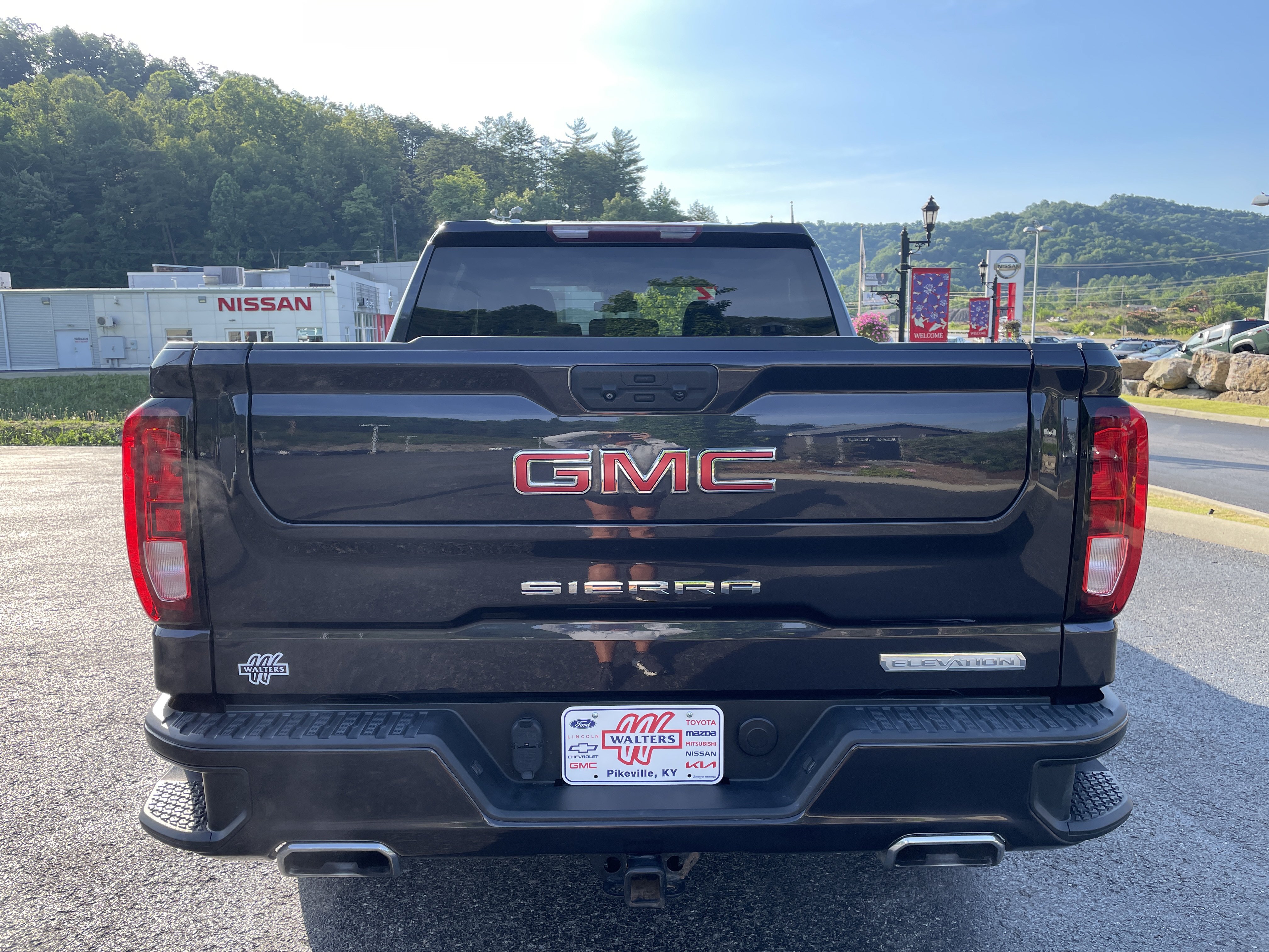 Used 2022 GMC Sierra 1500 Elevation w/ X31 Off-Road Package AWD/4WD image 3