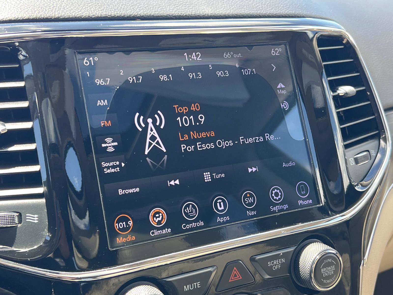 Used 2020 Jeep Grand Cherokee Limited w/ Premium Lighting Group image 14