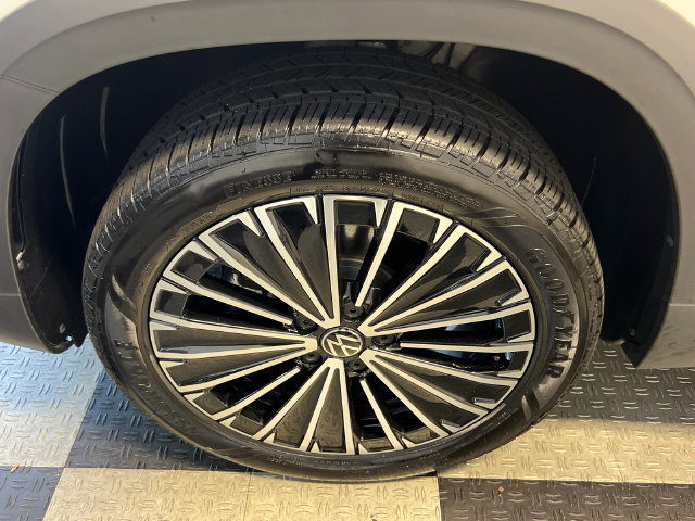 Certified 2025 Volkswagen Taos SE FWD image 8