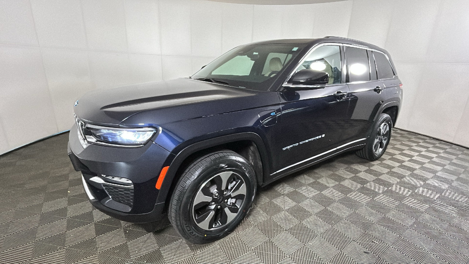 Used 2024 Jeep Grand Cherokee Limited 4xe w/ Trailer Tow Package AWD/4WD image 8