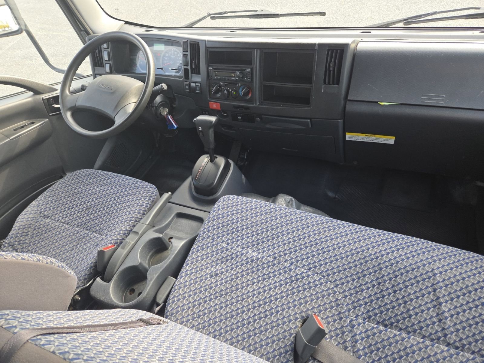 Used 2023 Isuzu NPR image 21