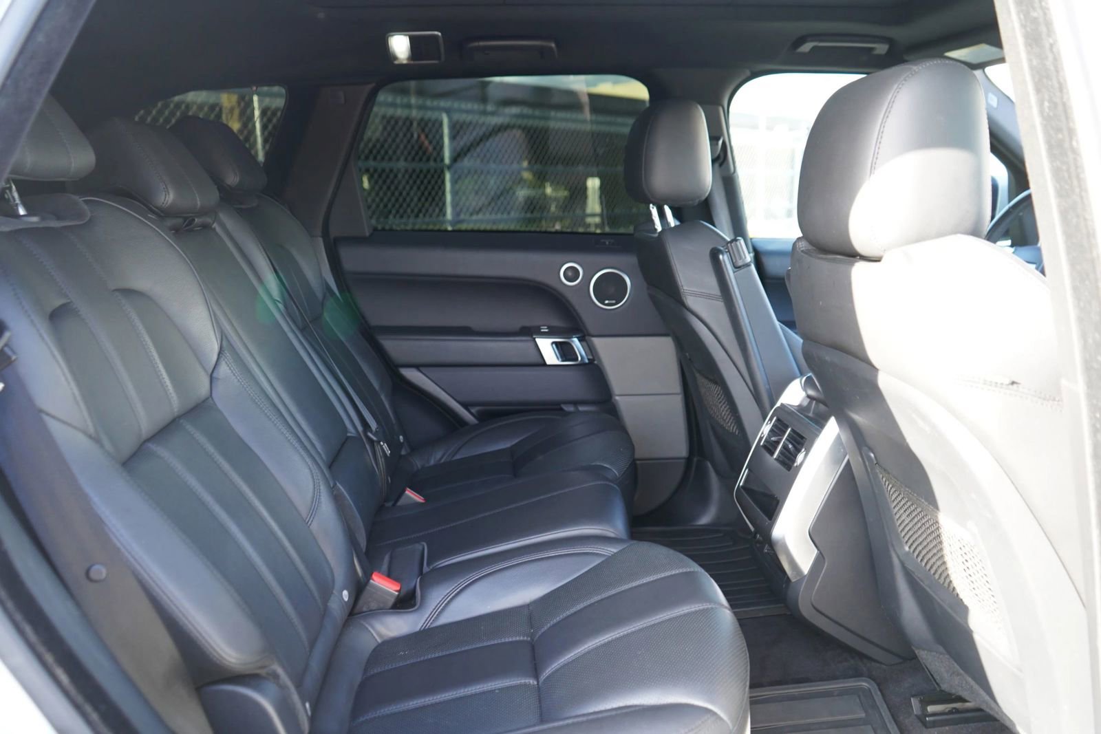 Used 2016 Land Rover Range Rover Sport SE image 19