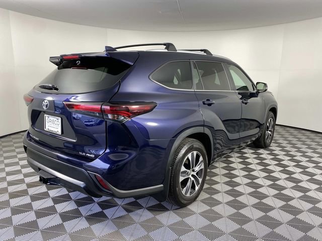Used 2024 Toyota Highlander XLE AWD/4WD image 9