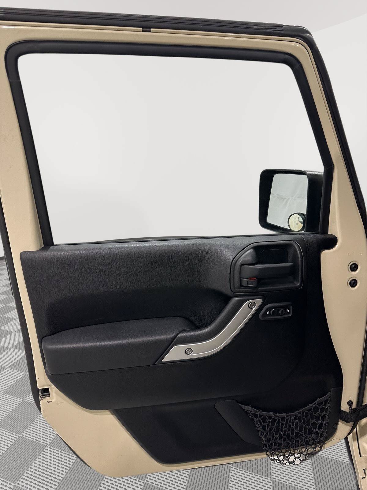 Used 2011 Jeep Wrangler Unlimited Sahara w/ Connectivity Group AWD/4WD image 14