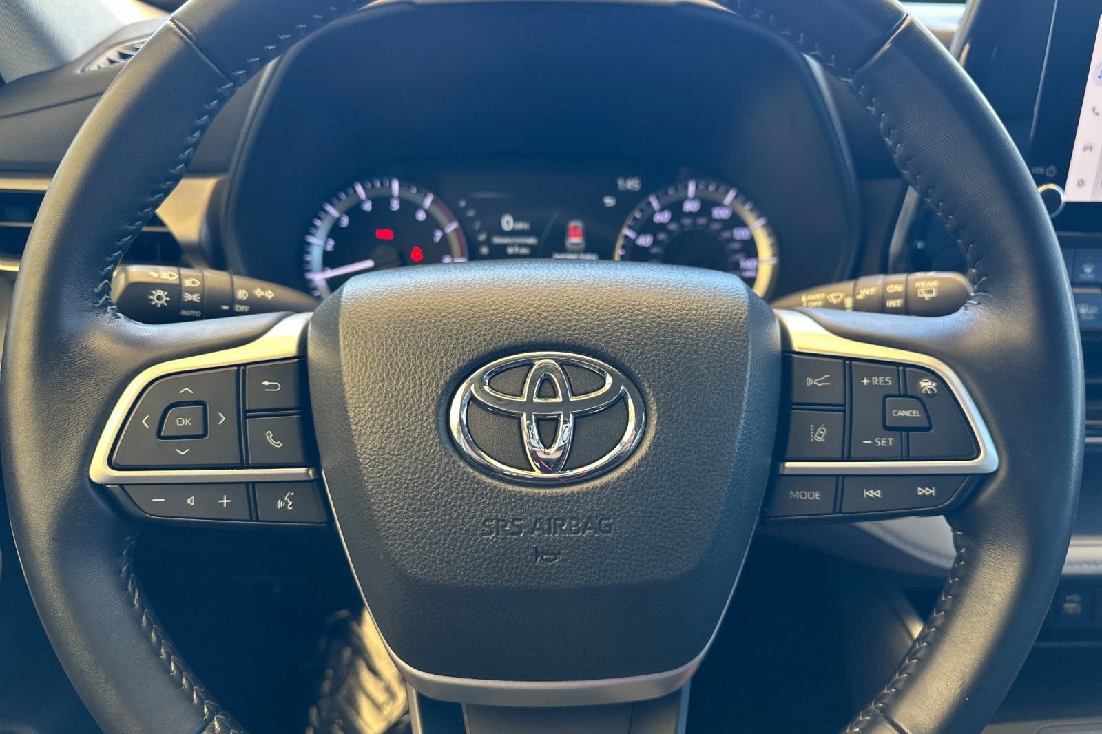 Used 2023 Toyota Highlander LE FWD image 27