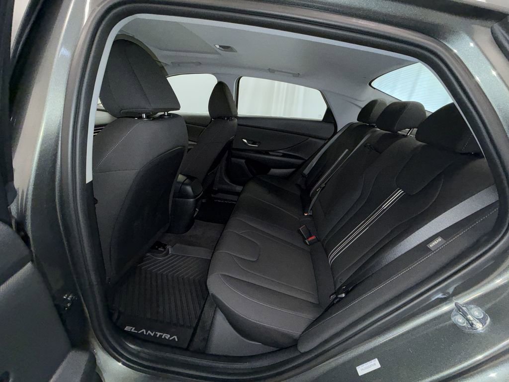 Used 2025 Hyundai Elantra SEL image 4