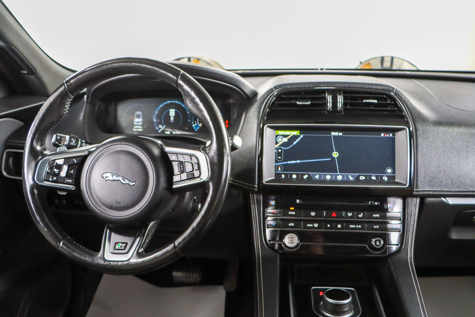 Used 2018 Jaguar F-PACE R-Sport image 17