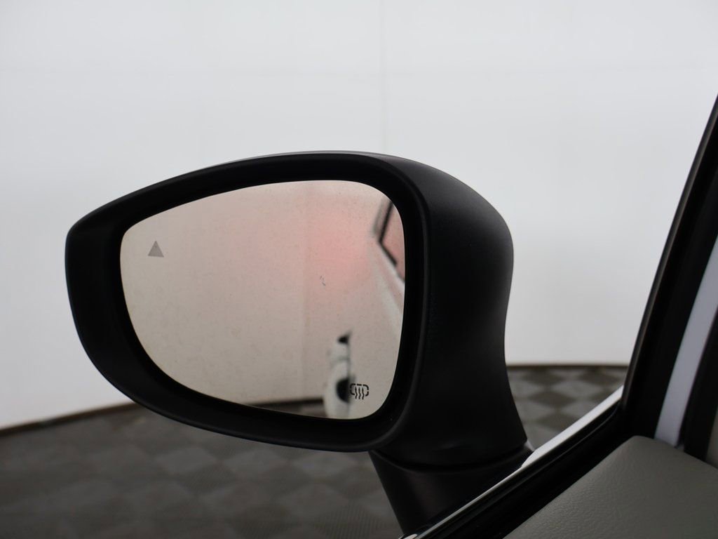 Used 2023 Chrysler Pacifica Touring-L image 35