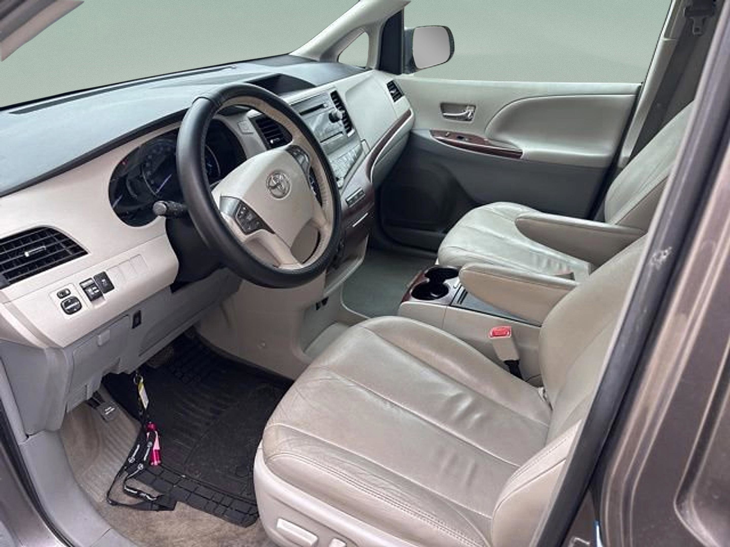 Used 2013 Toyota Sienna XLE FWD image 9