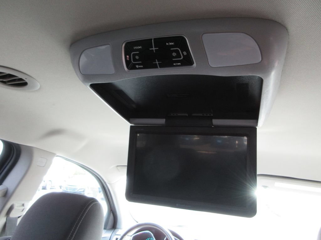 Used 2017 Chevrolet Traverse LT w/ Style and Technology Package FWD image 17