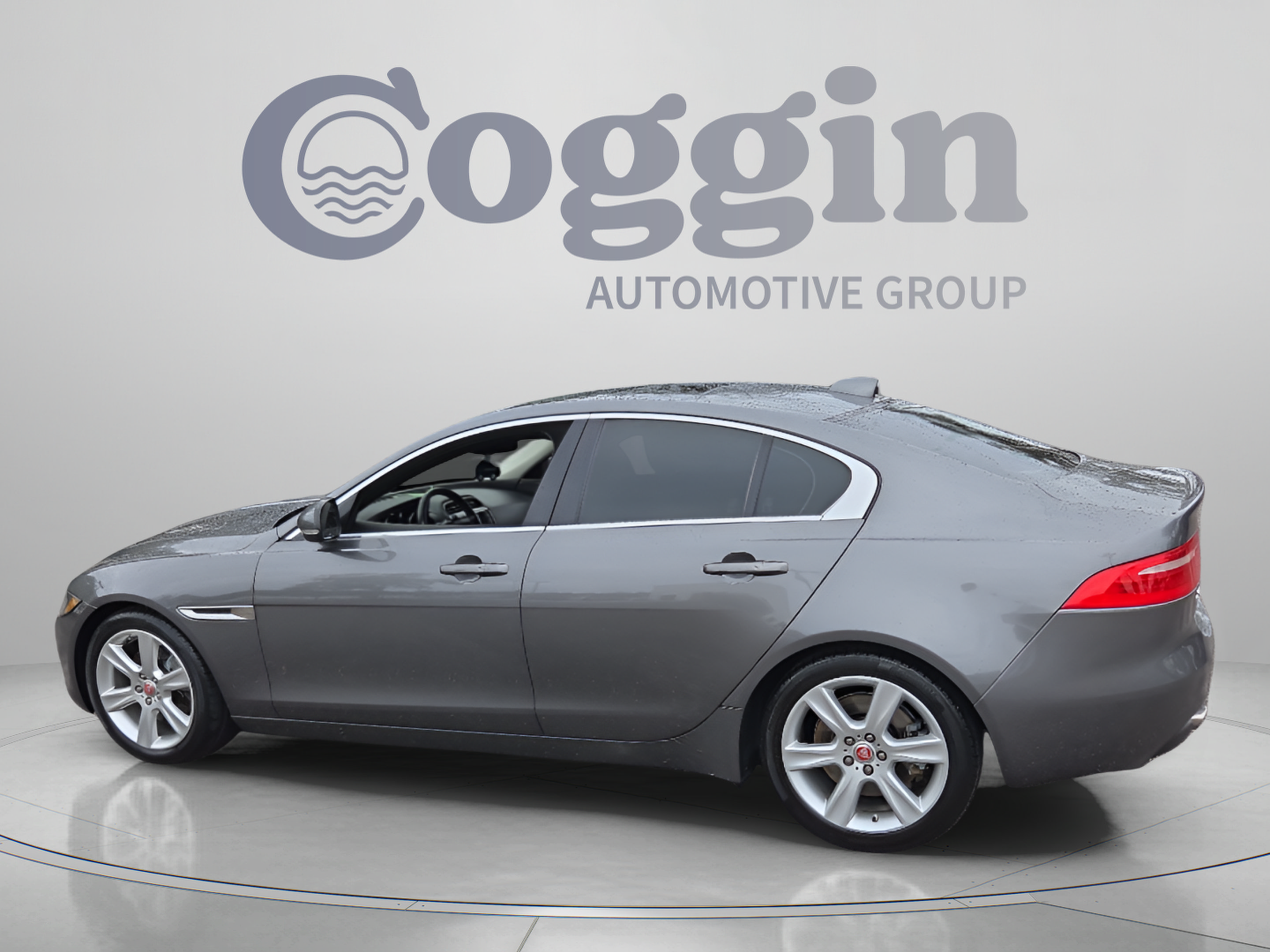 Used 2017 Jaguar XE Prestige RWD image 3