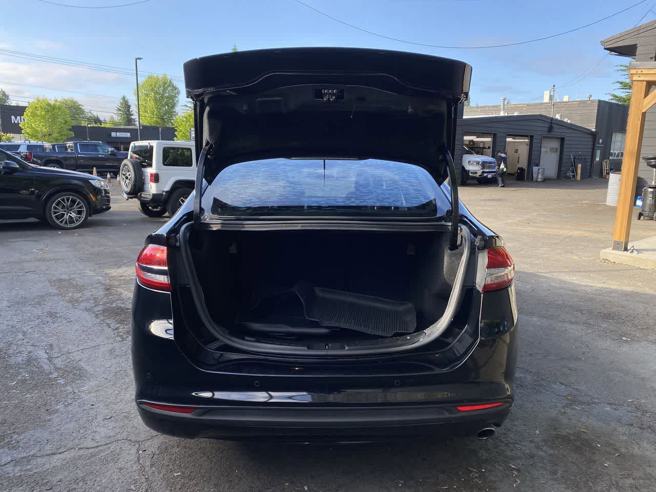Used 2017 Ford Fusion SE FWD image 30