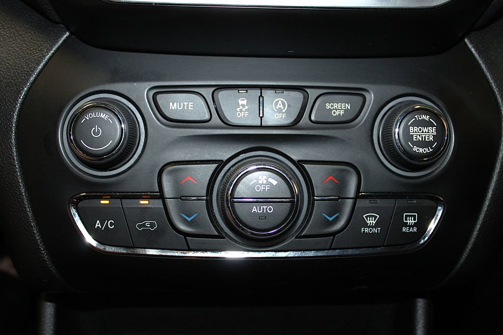 Certified 2021 Jeep Cherokee Latitude Lux w/ Sun & Sound Group AWD/4WD image 20