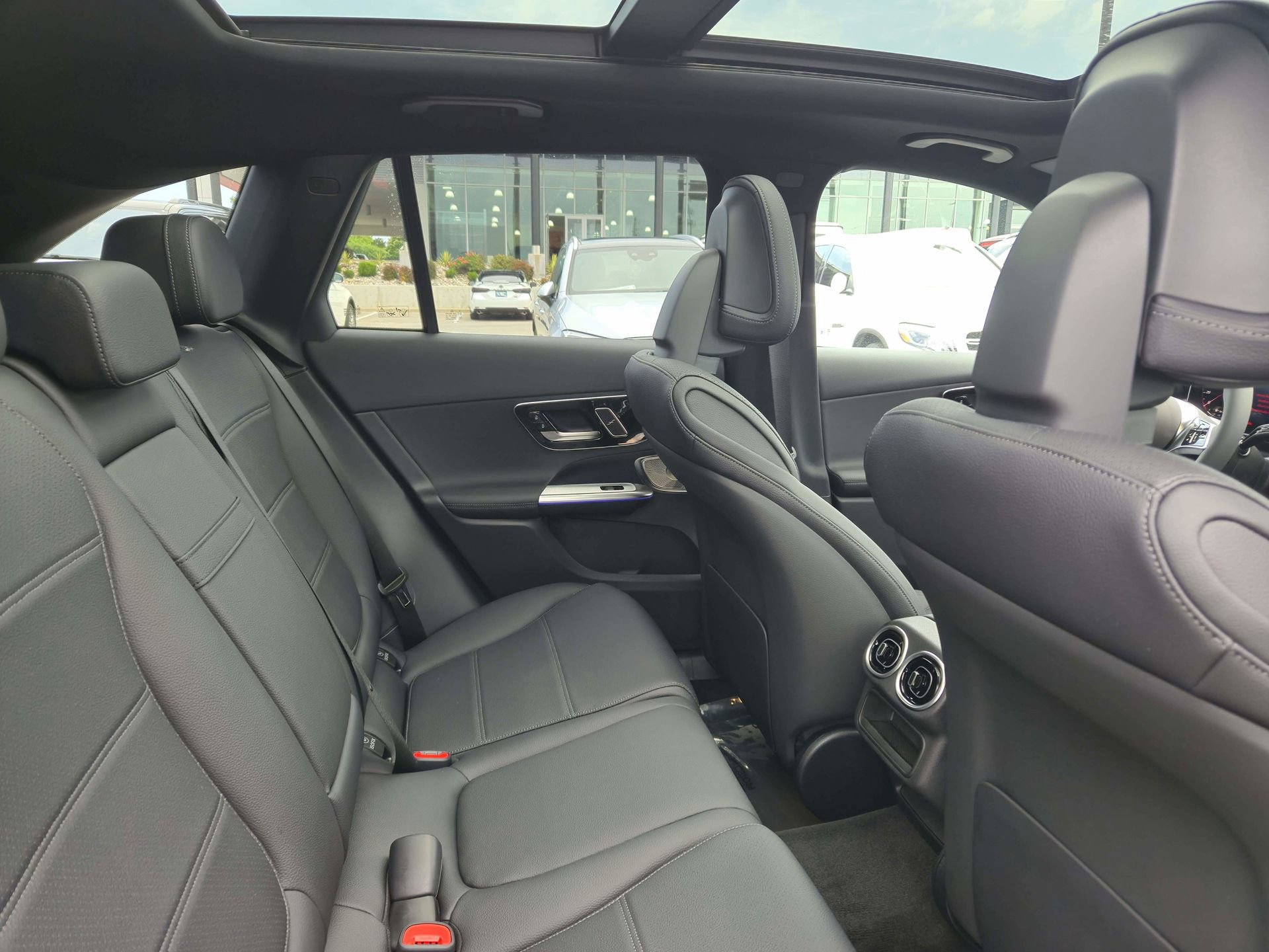 Used 2025 Mercedes-Benz GLC 300 4MATIC image 6