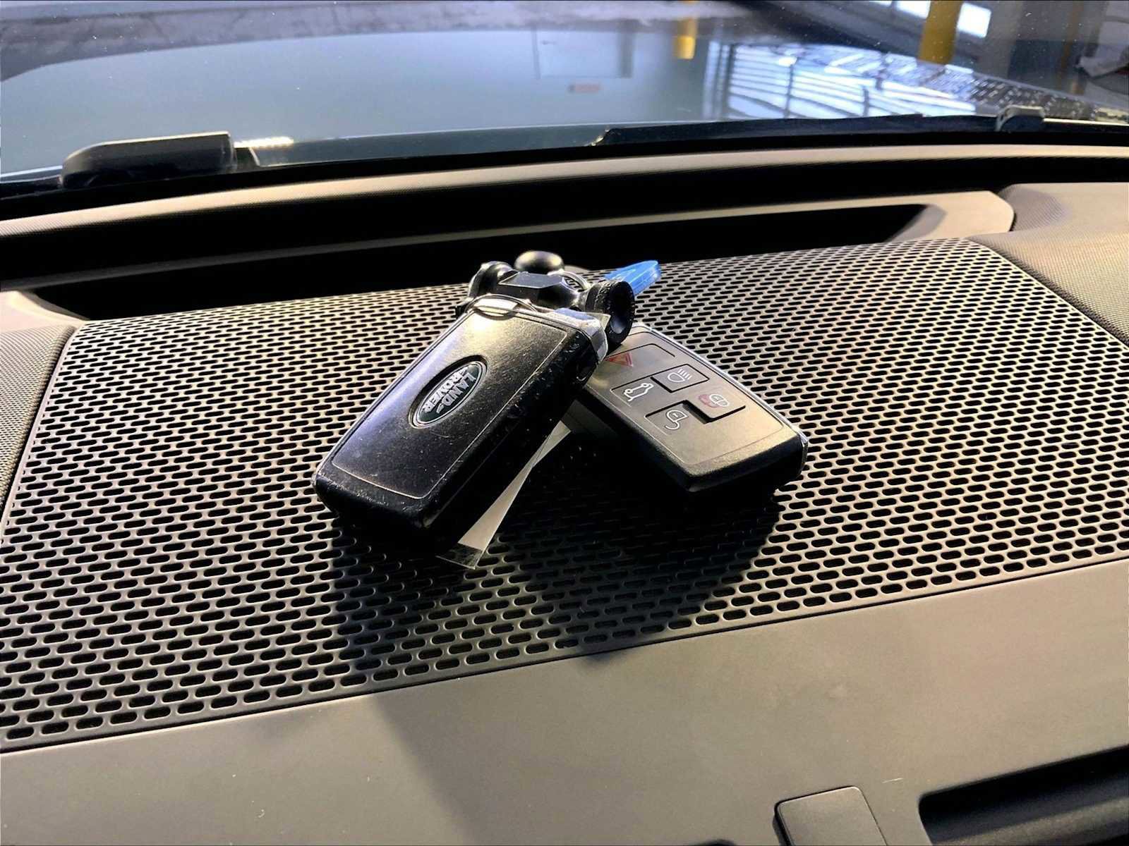 Used 2020 Land Rover Defender 110 SE image 21