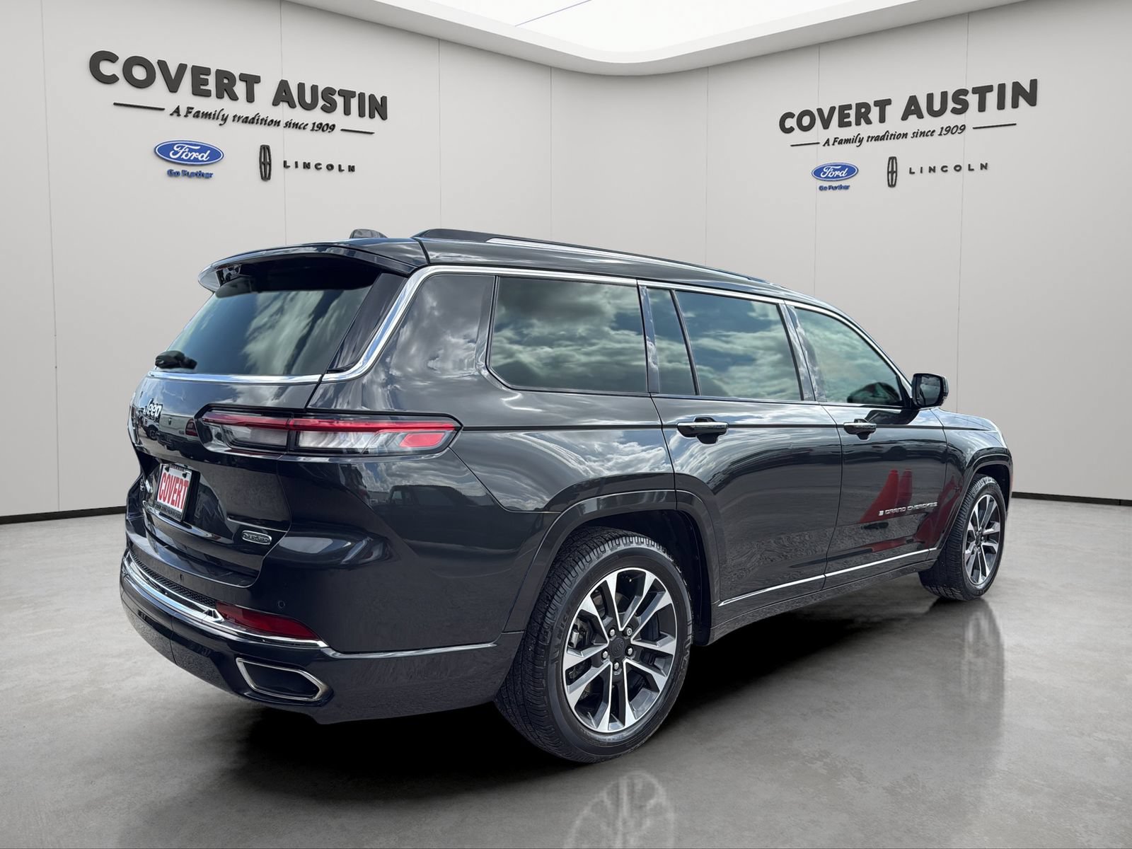 Used 2023 Jeep Grand Cherokee L Overland w/ Advanced Protech Group III AWD/4WD image 6