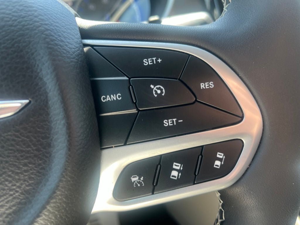 Used 2024 Chrysler Pacifica Touring-L FWD image 27