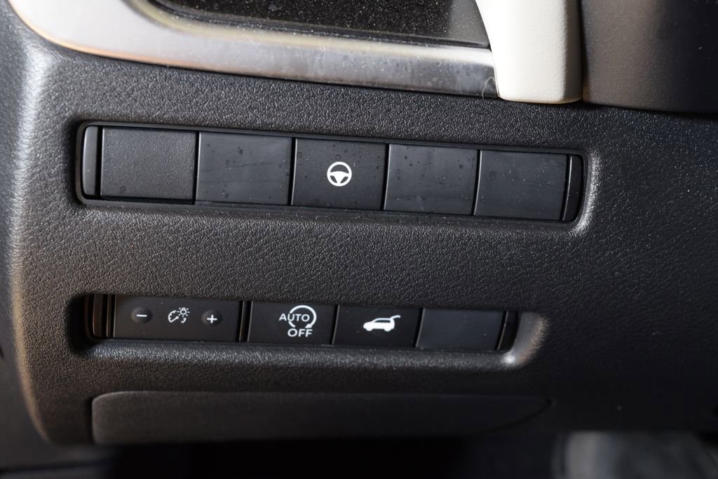 Used 2025 Nissan Rogue SV AWD/4WD image 16