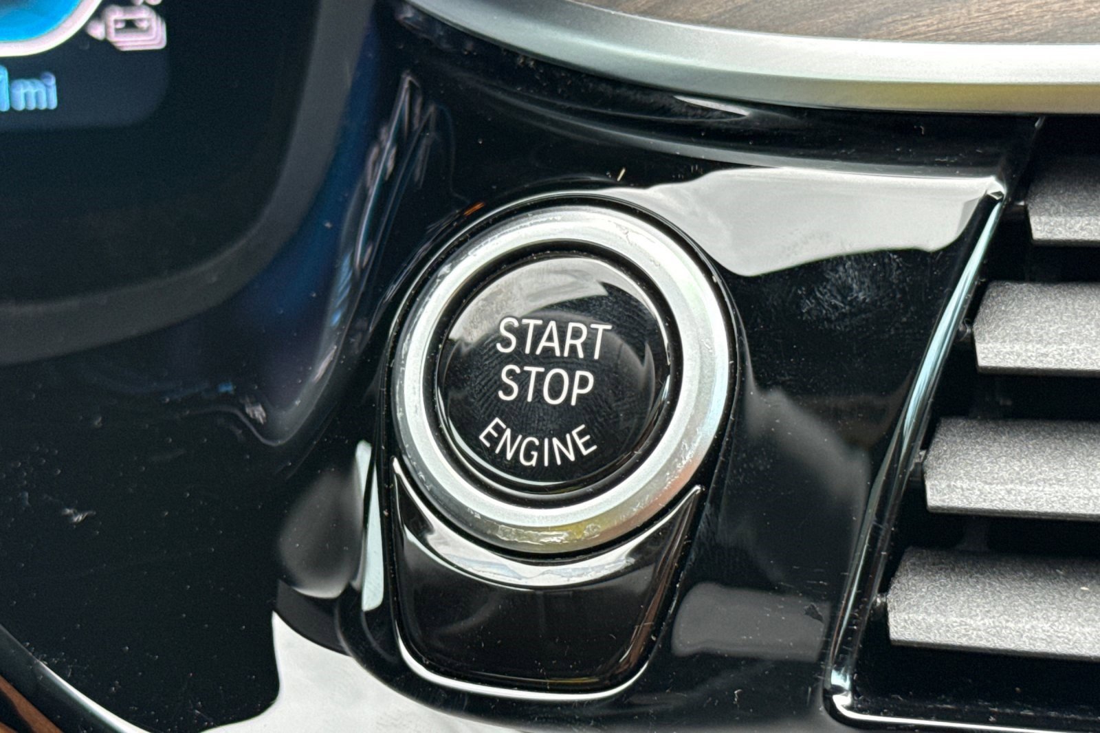 Certified 2023 BMW 530e w/ Premium Package image 28