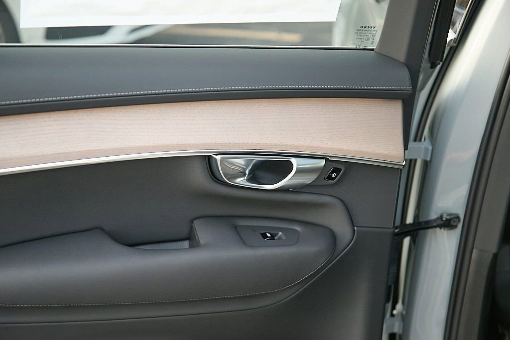 New 2026 Volvo XC90 B6 Plus w/ Protection Package Premier image 17