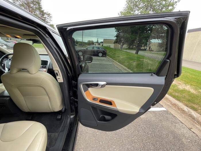 Used 2017 Volvo XC60 T6 Inscription w/ Climate Package AWD/4WD image 28
