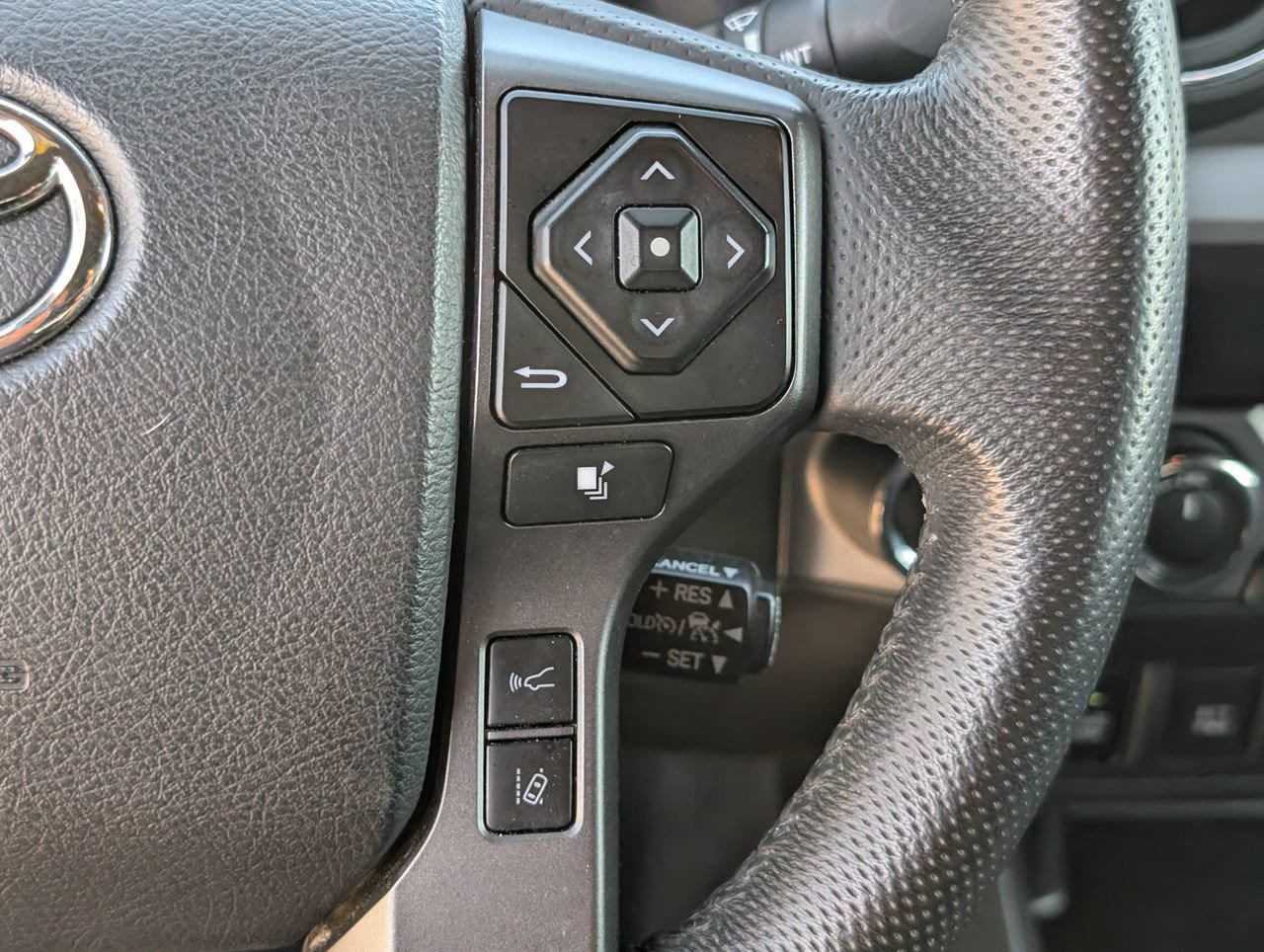 Used 2021 Toyota Tacoma TRD Off-Road w/ Technology Package AWD/4WD image 23